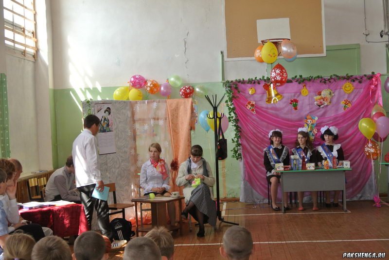 "Последний звонок". 24 мая 2014 года. Выпускники -  Прилучная Кристина, Зеновская Алина, Зиновьева Вика